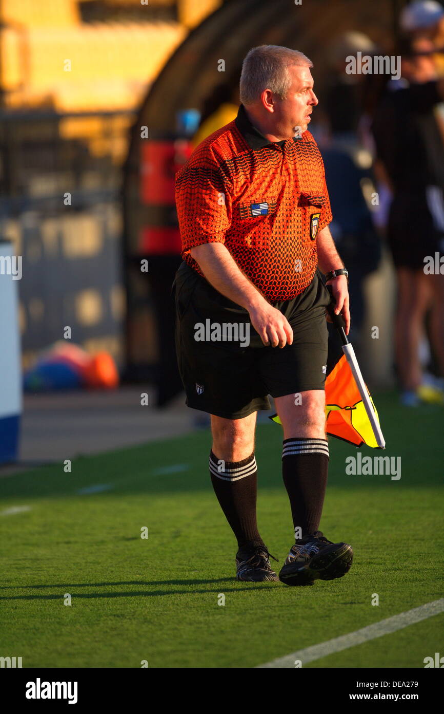Kennesaw, Georgia. Stati Uniti d'America. Settembre 13, 2013. Arbitro Mark Bernat (Alpharetta GA) funziona il diversivo durante Ole Miss' 2-1 win over Kennesaw stato al quinto terzo Bank Stadium. Donne divisione NCAA HO Soccer. © Wayne Hughes/Alamy Live News Foto Stock