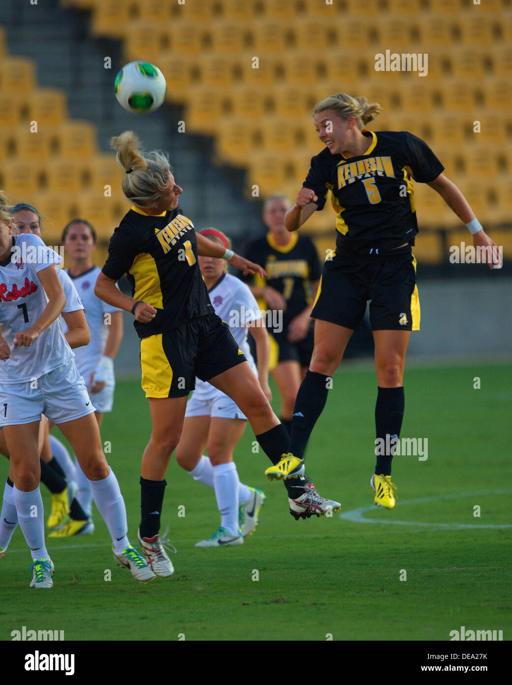 Kennesaw, Georgia. Stati Uniti d'America. Settembre 13, 2013. Nicole Calder (L) e Elizabeth Johnson (5) testa la sfera durante Ole Miss' 2-1 win over Kennesaw stato al quinto terzo Bank Stadium. Donne divisione NCAA HO Soccer. © Wayne Hughes/Alamy Live News Foto Stock