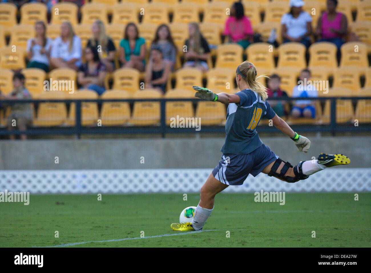 Kennesaw, Georgia. Stati Uniti d'America. Settembre 13, 2013. KSU goalie Olivia Sturdivant mette la palla in gioco durante il Ole Miss' 2-1 win over Kennesaw stato al quinto terzo Bank Stadium. Donne divisione NCAA HO Soccer. © Wayne Hughes/Alamy Live News Foto Stock