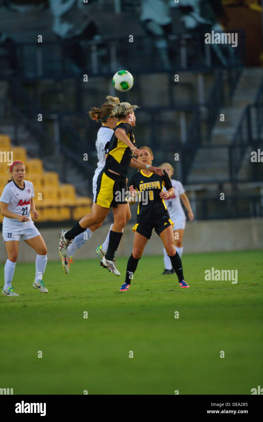 Kennesaw, Georgia. Stati Uniti d'America. Settembre 13, 2013. I giocatori battaglia per la sfera durante Ole Miss' 2-1 win over Kennesaw stato al quinto terzo Bank Stadium. Donne divisione NCAA HO Soccer. © Wayne Hughes/Alamy Live News Foto Stock