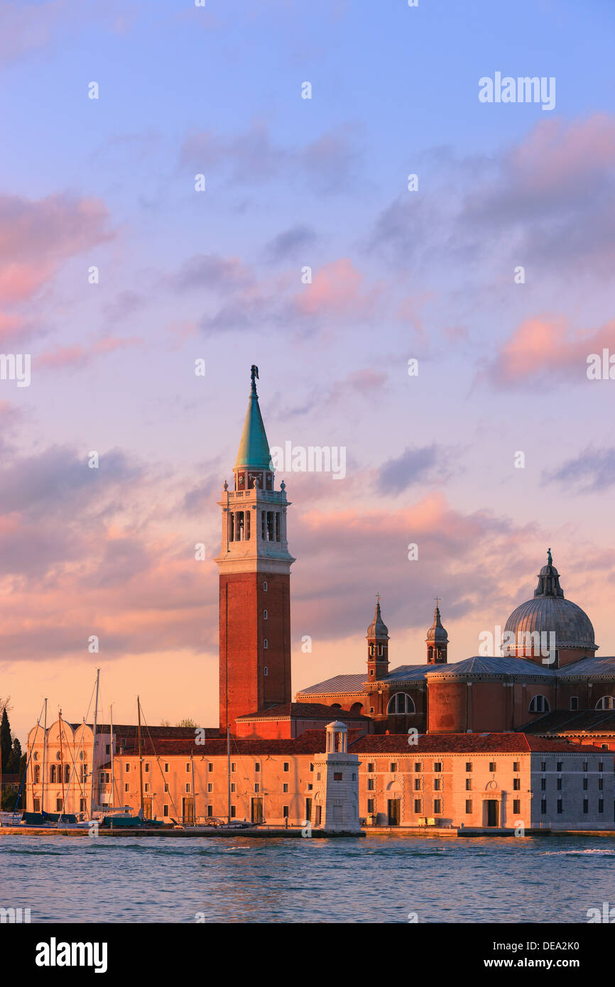 Sunrise a Venezia con la vista dalla Piazza San Marco verso San Giorgio Maggiore Foto Stock