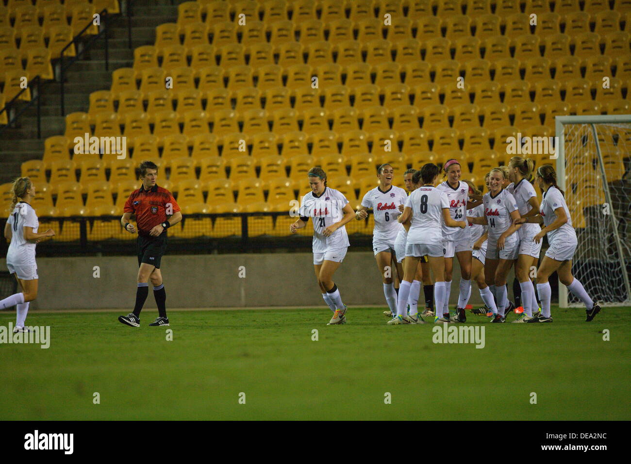 Kennesaw, Georgia. Stati Uniti d'America. Settembre 13, 2013. Ole Miss team festeggia Olivia Harrison (20) gioco obiettivo di legatura durante Ole Miss' 2-1 win over Kennesaw stato al quinto terzo Bank Stadium. Arbitro concedere Leland (Nashville TN) guarda a. Donne divisione NCAA HO Soccer. © Wayne Hughes/Alamy Live News Foto Stock