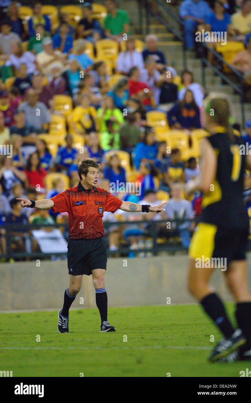 Kennesaw, Georgia. Stati Uniti d'America. Settembre 13, 2013. Arbitro concedere Leland (Nashville TN) rinuncia a un obiettivo durante Ole Miss' 2-1 win over Kennesaw stato al quinto terzo Bank Stadium. Donne divisione NCAA HO Soccer. © Wayne Hughes/Alamy Live News Foto Stock