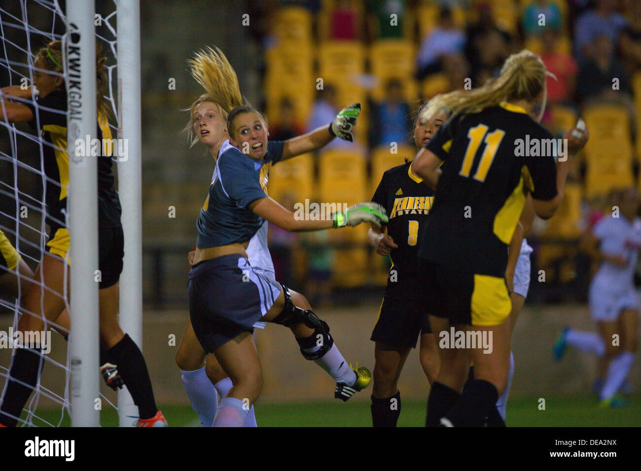 Kennesaw, Georgia. Stati Uniti d'America. Settembre 13, 2013. KSU goalie Olivia Sturdivant (grigio jersey) orologi la palla andare in meta durante Ole Miss' 2-1 win over Kennesaw stato al quinto terzo Bank Stadium. L obiettivo era rinunciato a off. Donne divisione NCAA HO Soccer. © Wayne Hughes/Alamy Live News Foto Stock