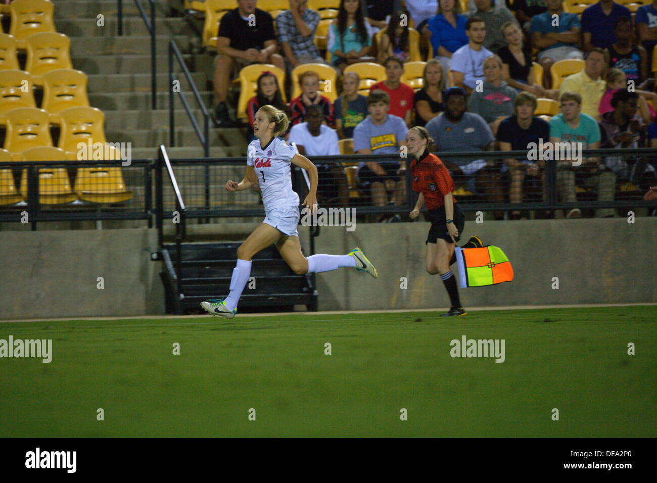 Kennesaw, Georgia. Stati Uniti d'America. Settembre 13, 2013. Arbitro Pearl Camp (Atlanta GA) segue l'azione come Betania Bunker sprint verso il basso il campo Durante Ole Miss' 2-1 win over Kennesaw stato al quinto terzo Bank Stadium. Donne divisione NCAA HO Soccer. © Wayne Hughes/Alamy Live News Foto Stock
