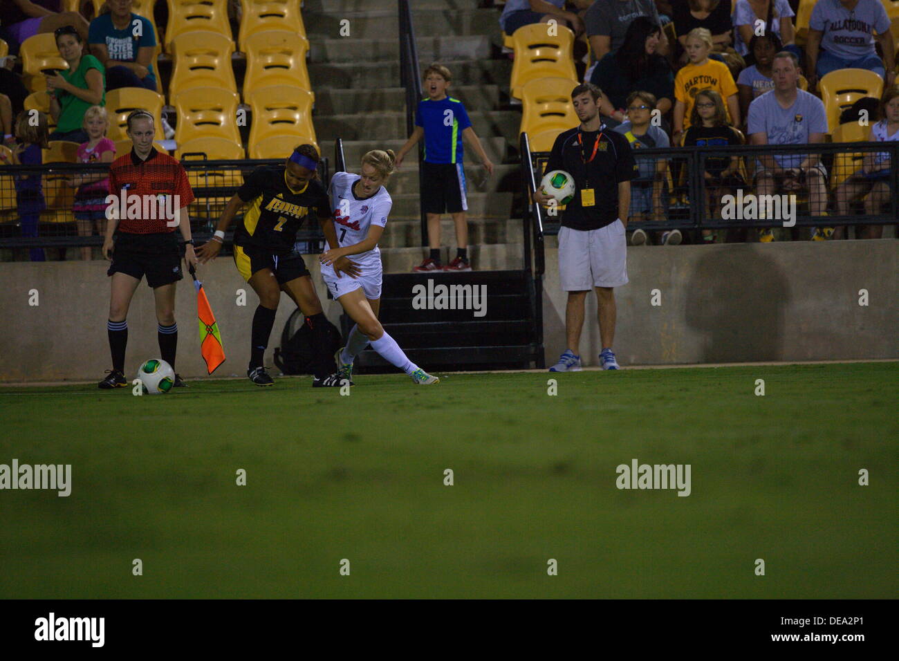 Kennesaw, Georgia. Stati Uniti d'America. Settembre 13, 2013. Arbitro Pearl Camp (Atlanta, Georgia) orologi giocatori durante Ole Miss' 2-1 win over Kennesaw stato al quinto terzo Bank Stadium. Donne divisione NCAA HO Soccer. © Wayne Hughes/Alamy Live News Foto Stock