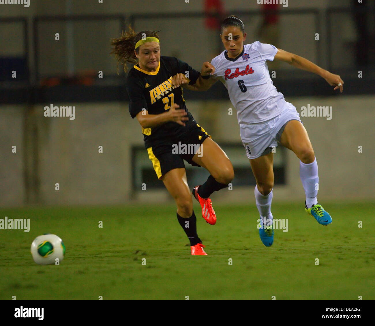 Kennesaw, Georgia. Stati Uniti d'America. Settembre 13, 2013. Rafaelle Souze (6) battaglie Brittney Reed per la sfera durante Ole Miss' 2-1 win over Kennesaw stato al quinto terzo Bank Stadium. Donne divisione NCAA HO Soccer. © Wayne Hughes/Alamy Live News Foto Stock