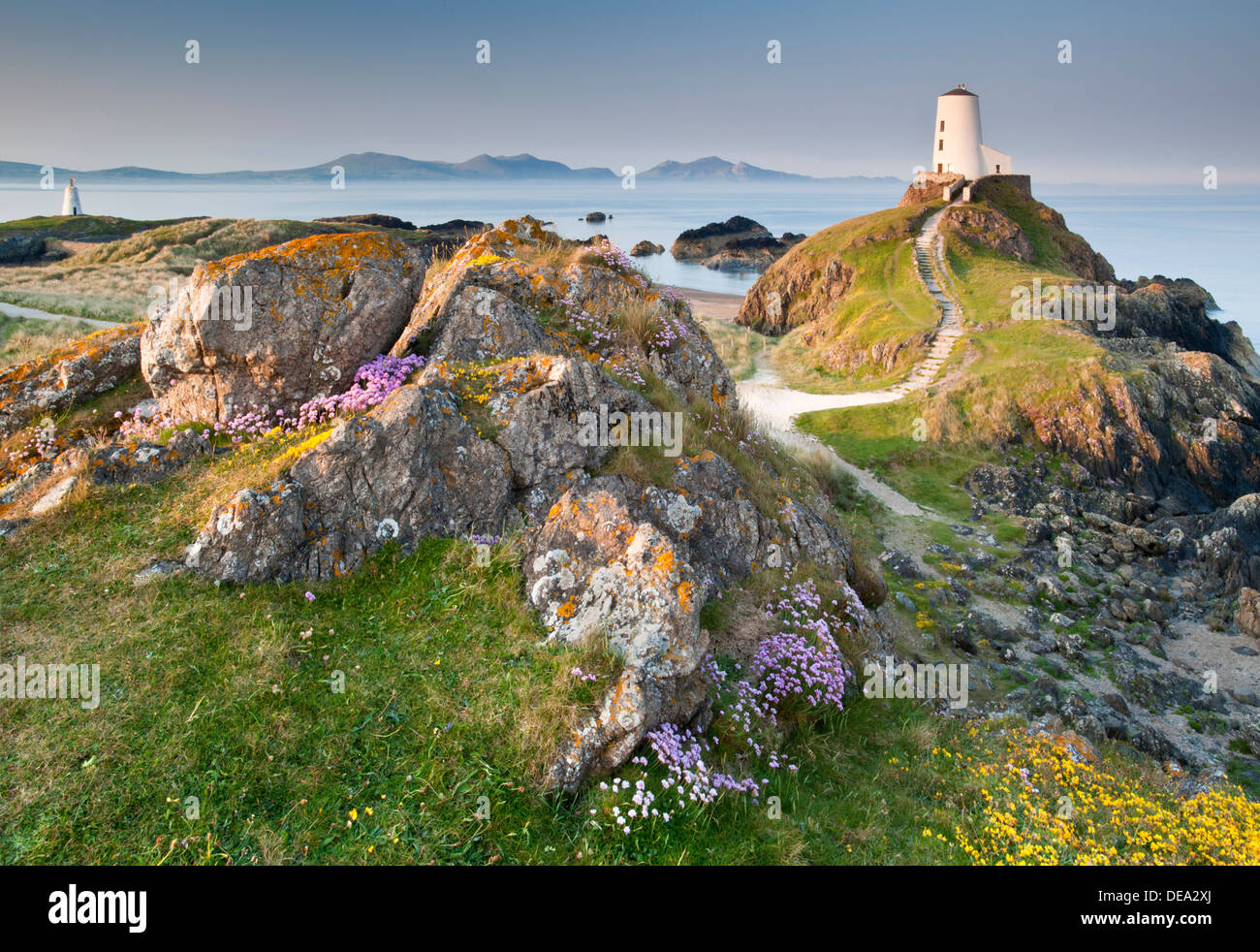 Tŵr Mawr Lighthouse sostenuta da Lleyn Peninsula, Llanddwyn Island, Newborough, Anglesey, Galles del Nord Foto Stock
