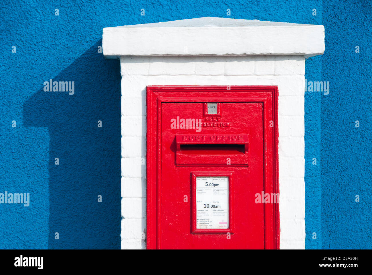 Colorato Welsh Post Box in Moelfre, Anglesey, Galles del Nord, Regno Unito Foto Stock