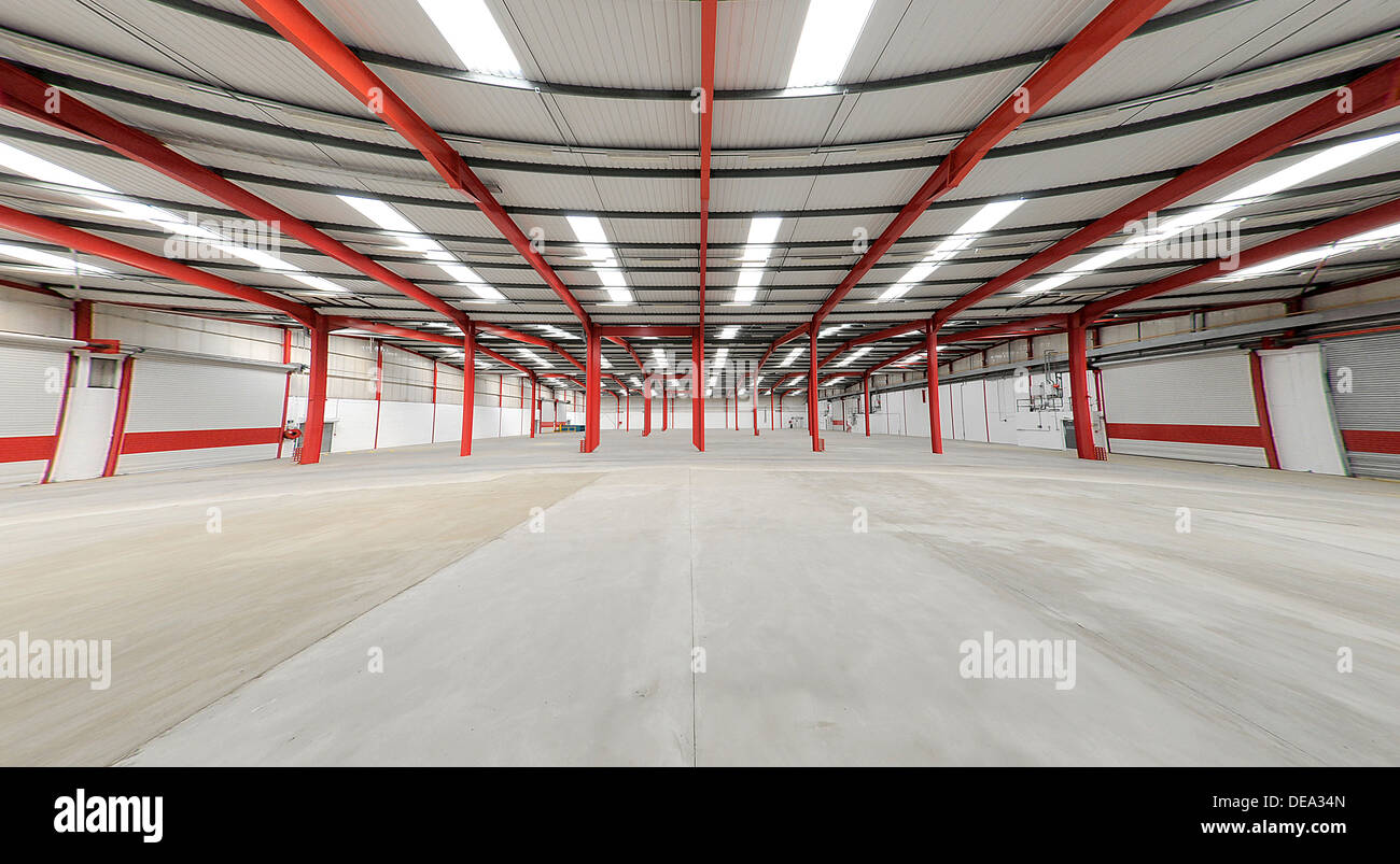 Una molto ampia vista di un interno della e magazzino vuoto Foto Stock