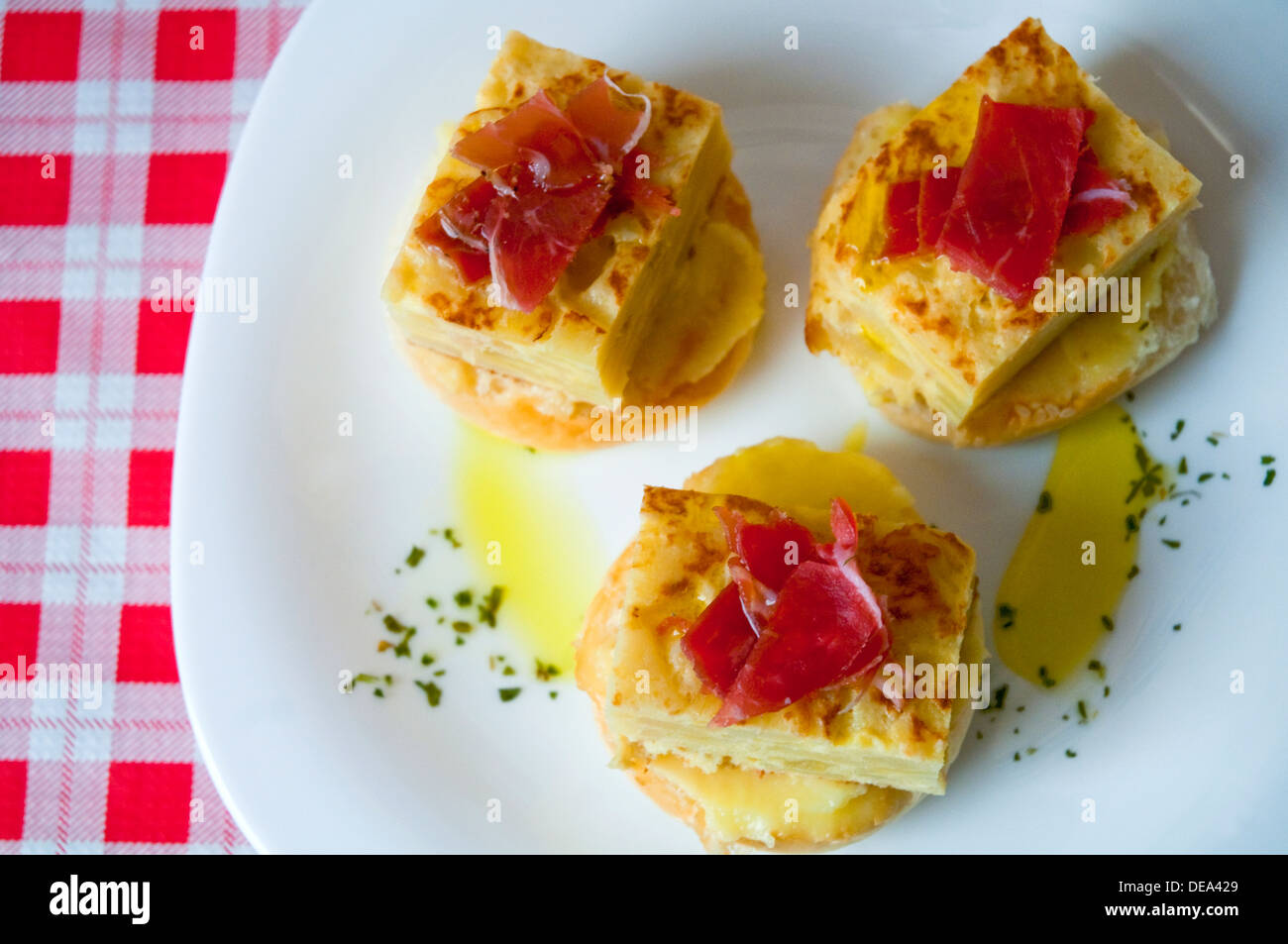 Lo spagnolo tapa: frittata spagnola con lonza iberica. Foto Stock