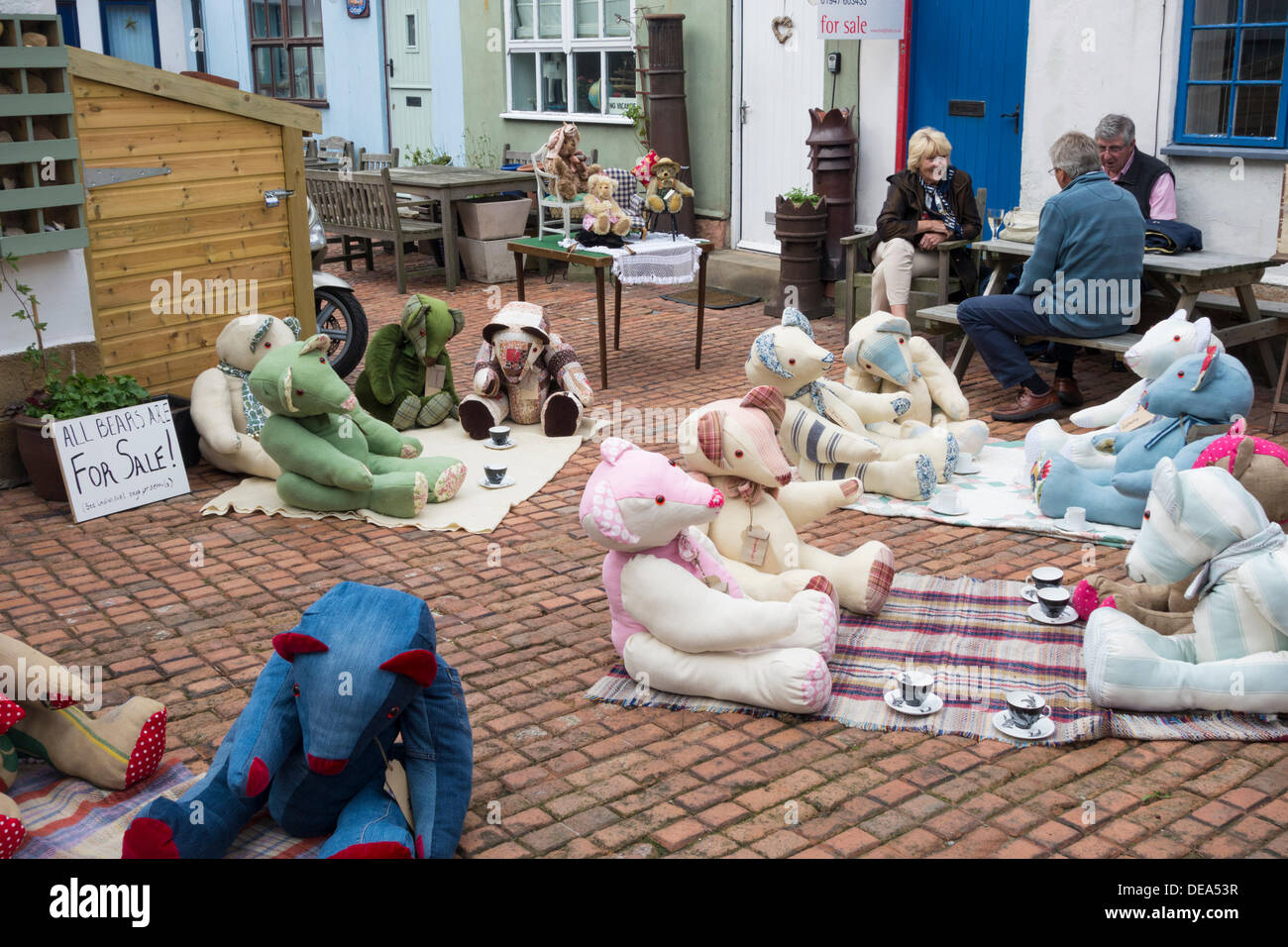 Orsi per la vendita a Staithes Festival delle arti e del patrimonio. Staithes, North Yorkshire, Inghilterra, Regno Unito Foto Stock