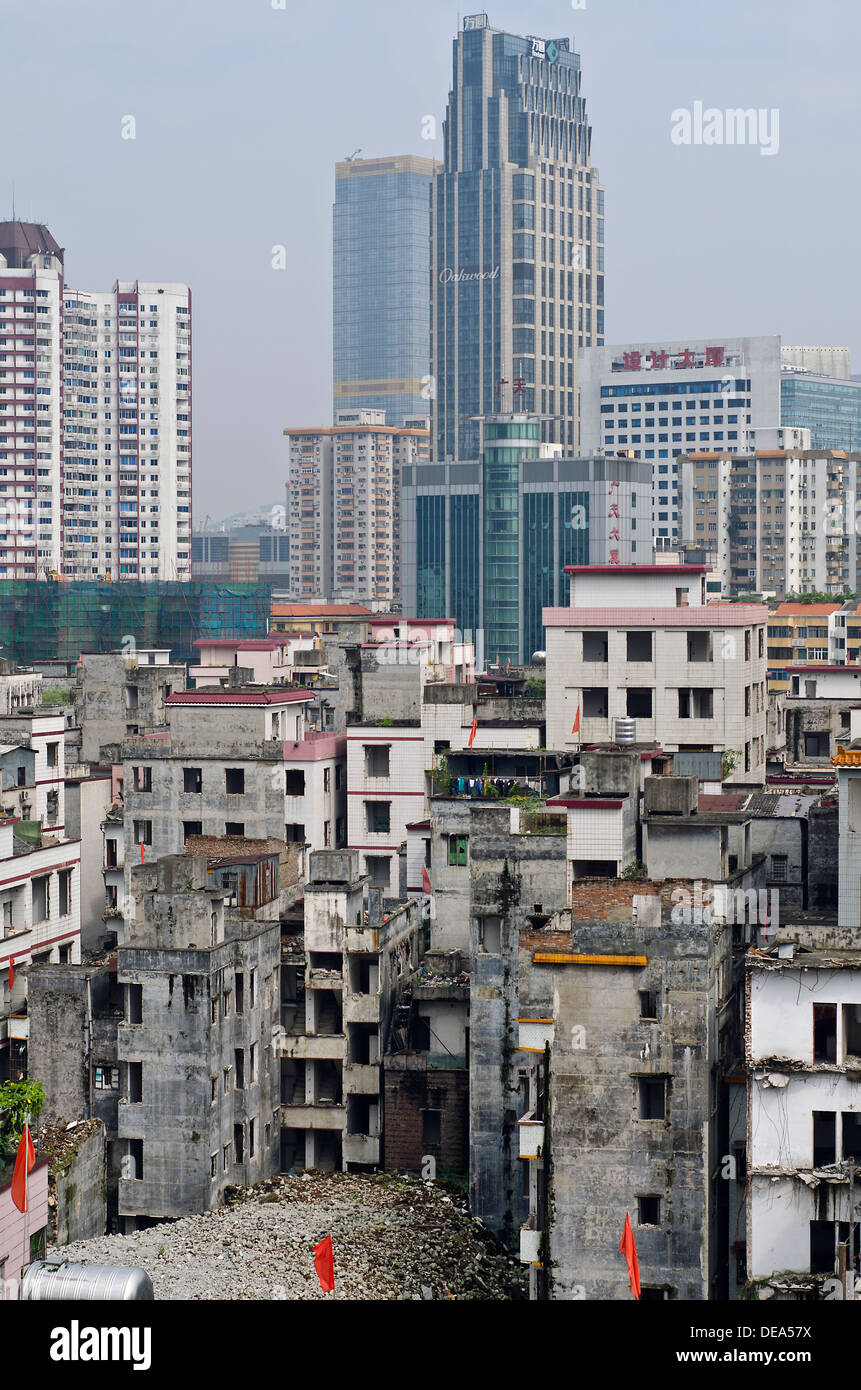 Xian Cun villaggio con case di unghie e sullo sfondo alcuni degli edifici più alti di Guangzhou Liede, in costruzione. Foto Stock