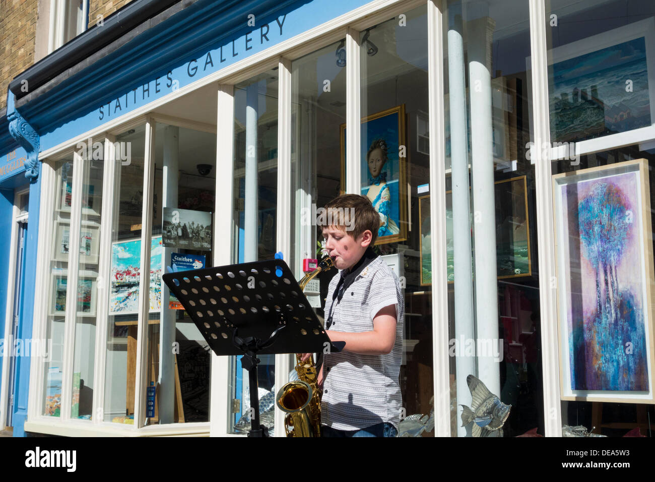 Musica di strada al di fuori Staithes Galleria Staithes durante il Festival delle arti e del patrimonio. Staithes, North Yorkshire, Inghilterra, Regno Unito Foto Stock