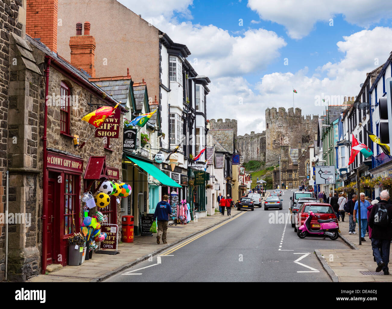 Visualizza in basso Castle Street verso Conwy Castle, Conwy, Galles del Nord, Regno Unito Foto Stock