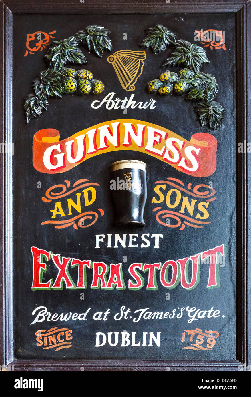 Vecchio Guinness migliori Extra Stout pannello pubblicitario su una parete di pub, Wales, Regno Unito Foto Stock