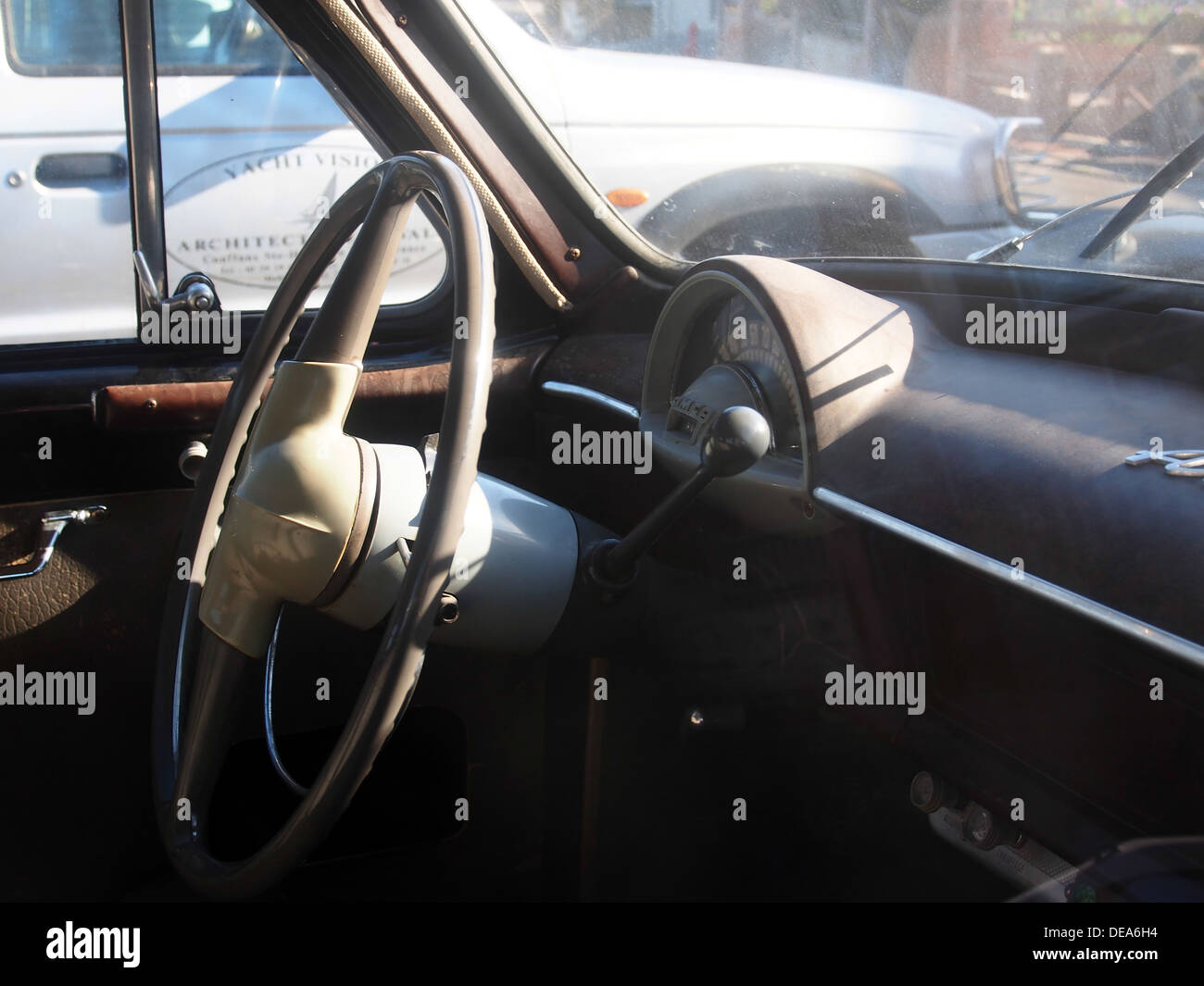 Il furgone SIMCA Aronde è un veicolo classico prodotto negli anni '1950, caratterizzato da un design boxy adatto per l'uso commerciale. Era popolare per le consegne e il trasporto leggero grazie alla sua affidabilità e alla semplicità della meccanica. Foto Stock