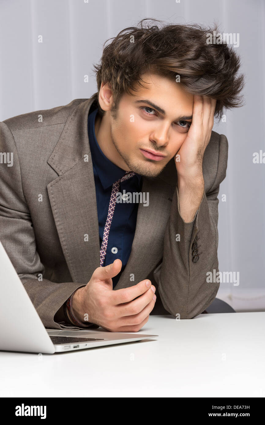 Hanno sottolineato i giovani proprietari che mostra un atteggiamento di fallimento, delusione al lavoro. Banche, assicurazioni, diritto, vendite. Foto Stock