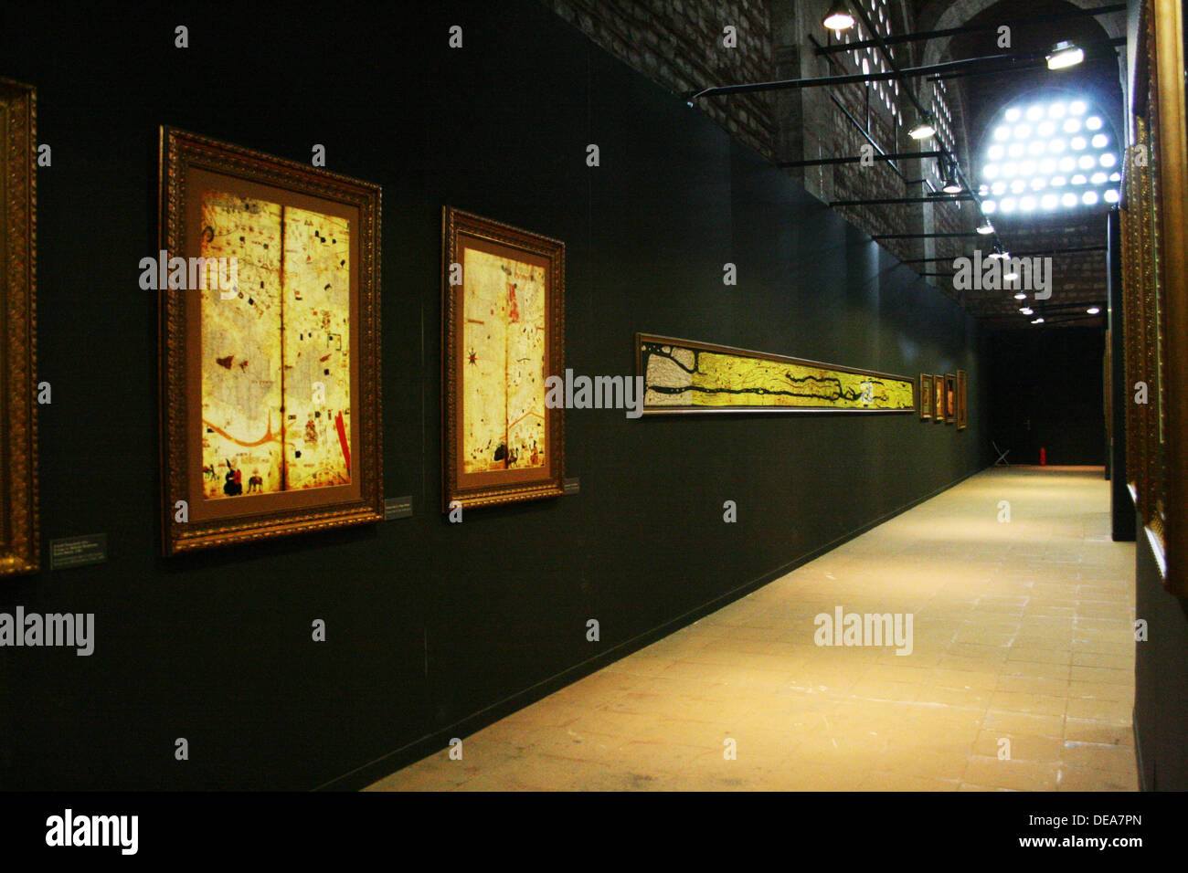 Mappe di vecchia città europee per la mostra di Piri Reis in Tophane ,Istanbul, Turchia Foto Stock