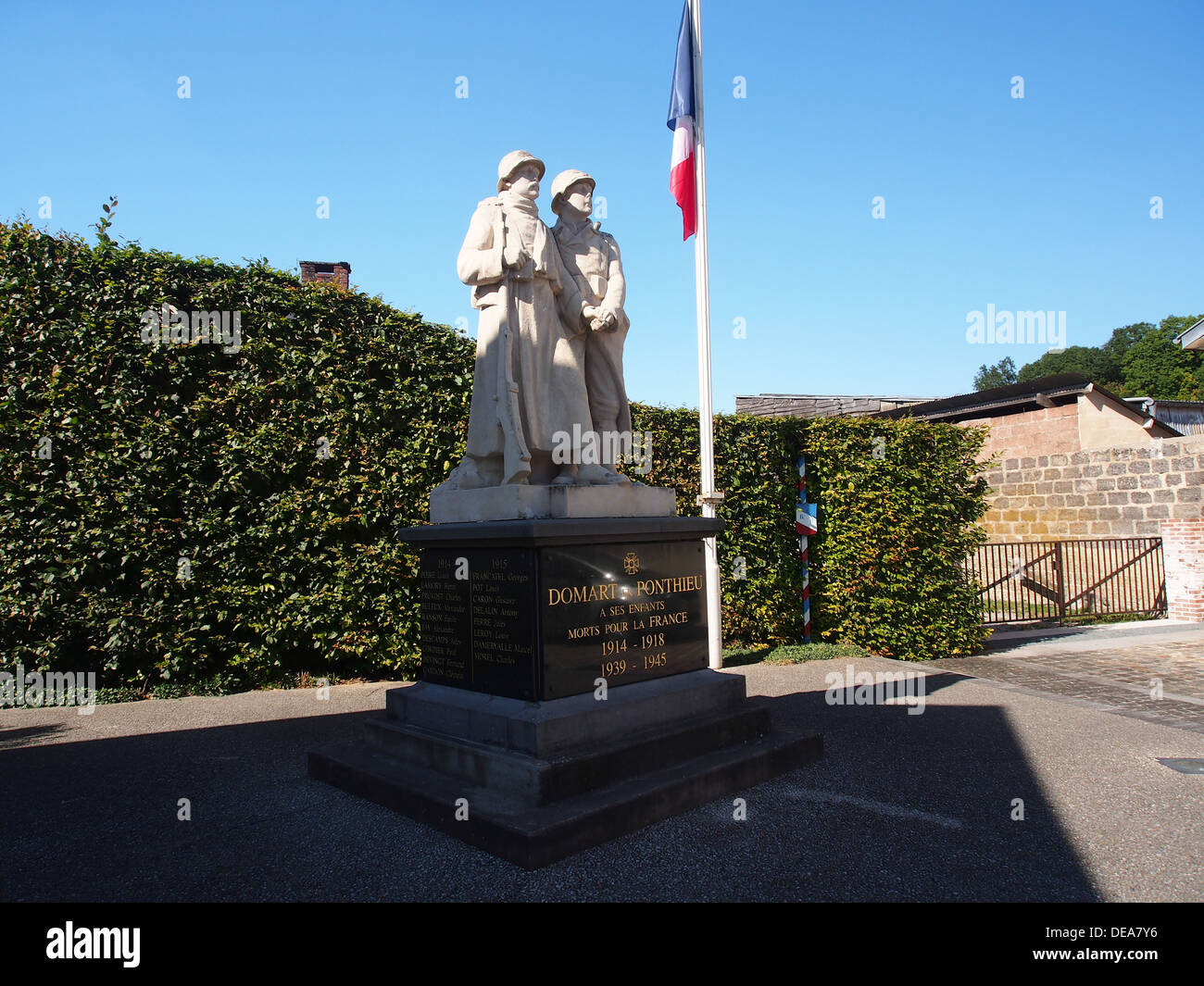 Il memoriale della prima guerra mondiale a Domart en Ponthieu, nella regione della somme, commemora i soldati che combatterono durante la prima guerra mondiale. Questo monumento fa parte della vasta rete di monumenti di guerra della Francia. Foto Stock