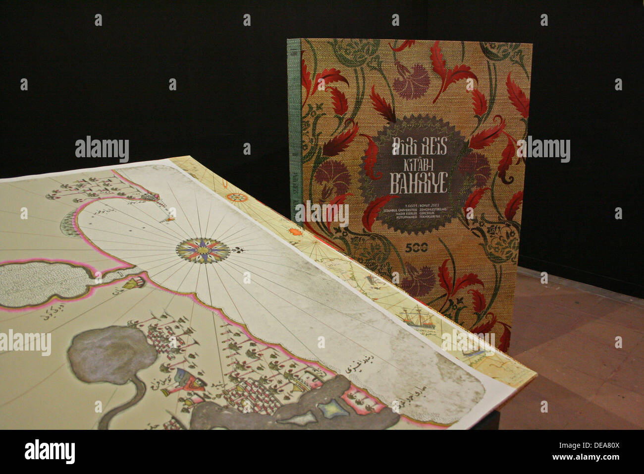 Kitab-i Bahriye in mostra di Piri Reis in Tophane ,Istanbul, Turchia Foto Stock