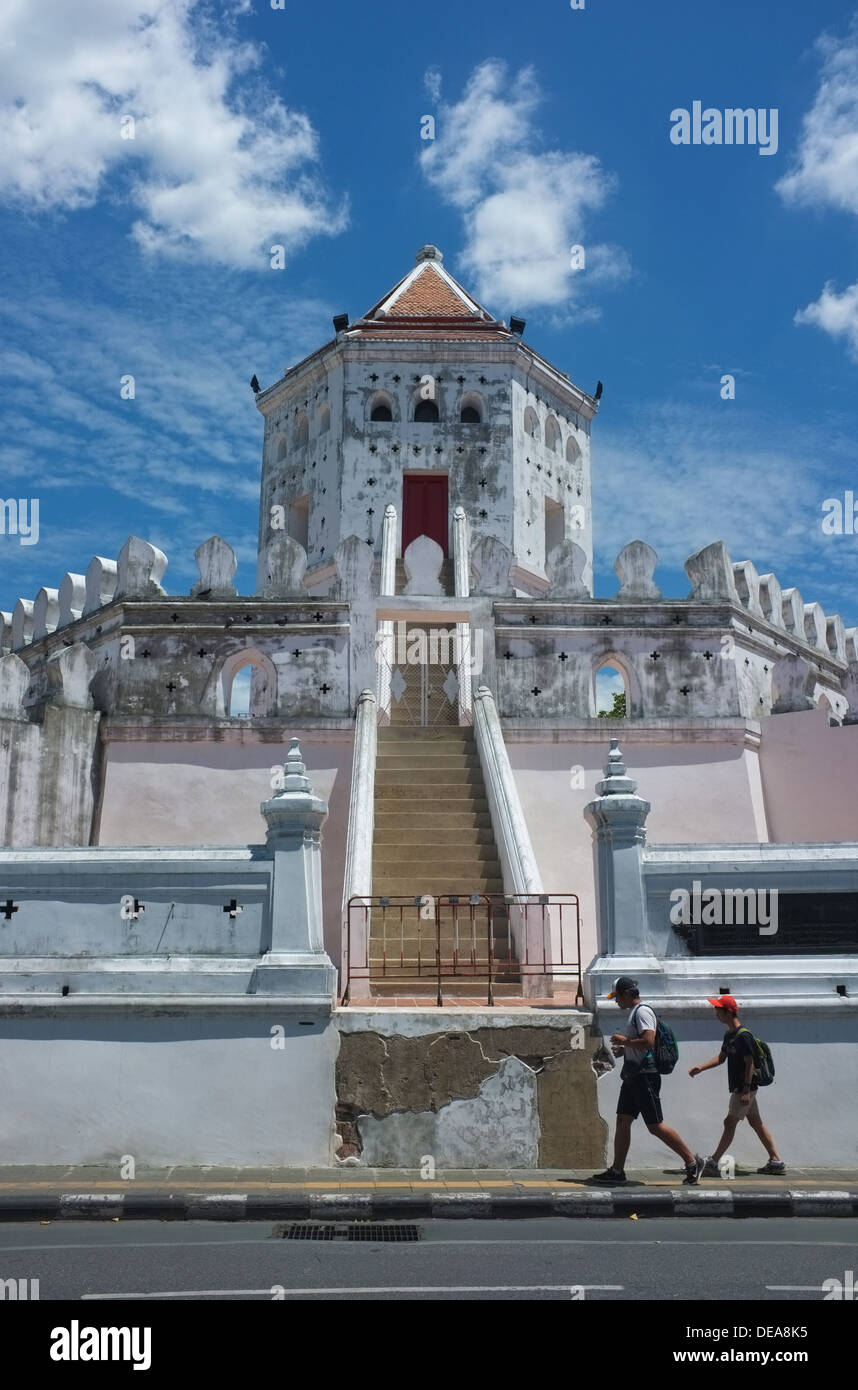 Backpackers a piedi nella parte anteriore del Phra Sumen Fort in Phra Athit Road a Bangkok, in Thailandia Foto Stock