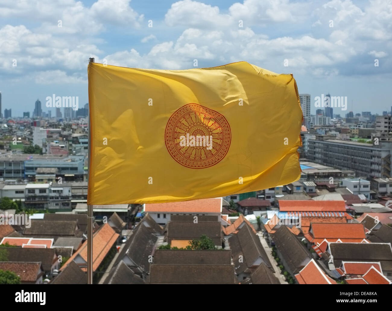 Il Buddista tailandese 'Dharmacakra' bandiera su Bangkok, Thailandia Foto Stock