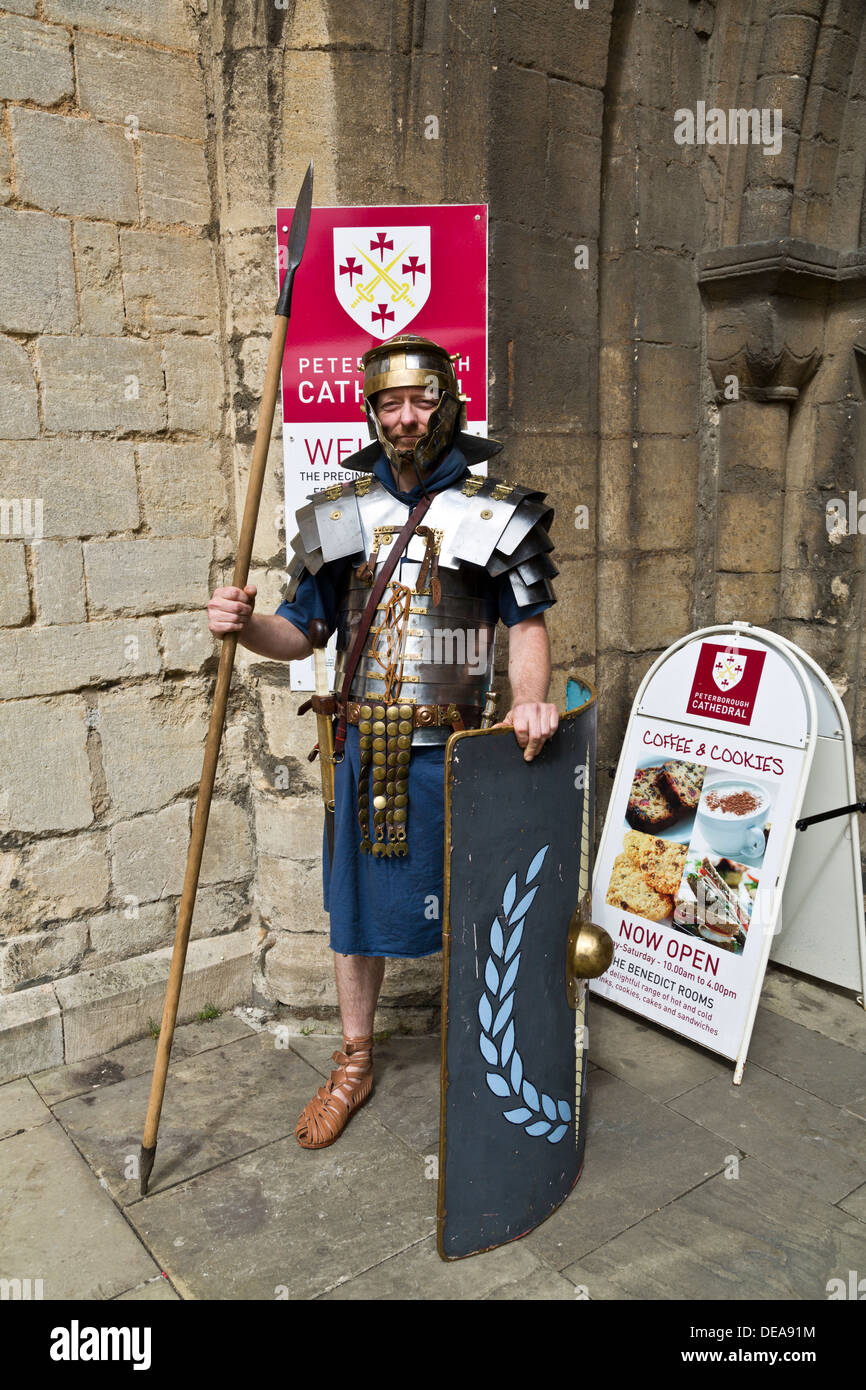 Soldato Romano con la lancia e lo scudo che indossa blindatura a Peterborough Heritage Festival 22 Giugno 2013, Inghilterra Foto Stock