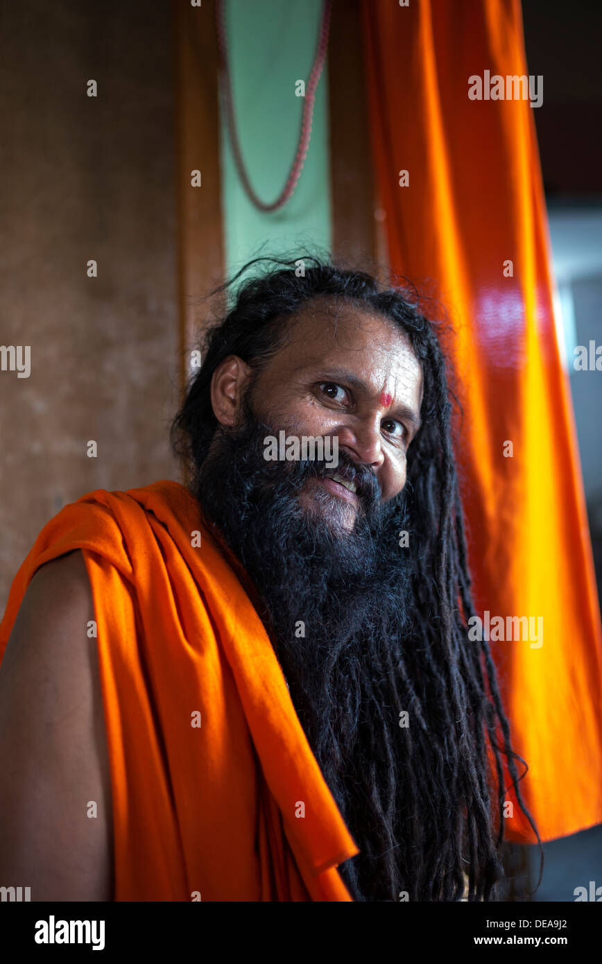 Sadhu indiano con dreadlocks ritratto Foto Stock