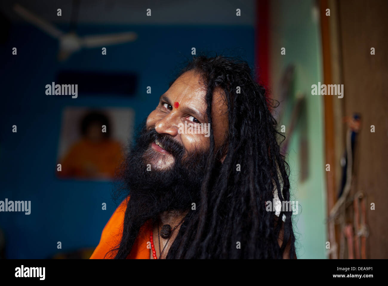 Sadhu indiano con dreadlocks ritratto Foto Stock