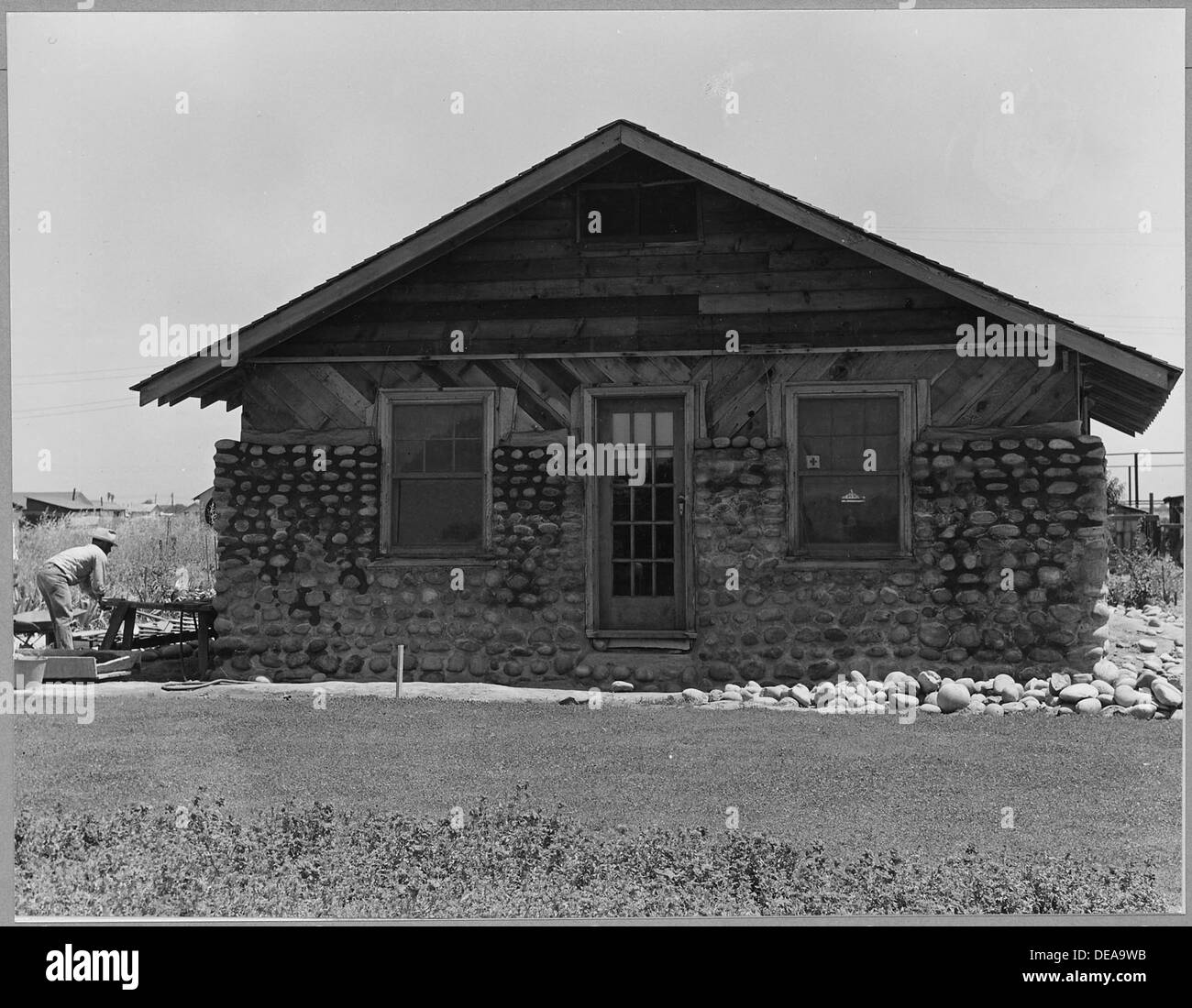 Una casa autocostruita si trova in un tratto aeroportuale vicino a Modesto, Stanislaus County, California, che mostra la tendenza della costruzione indipendente e della vita rurale. Foto Stock