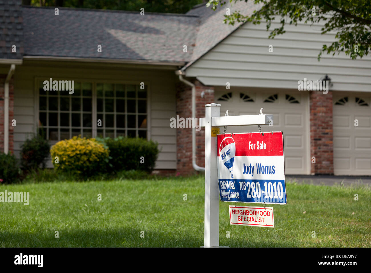 Remax in vendita segno sulla singola famiglia casa - USA Foto Stock