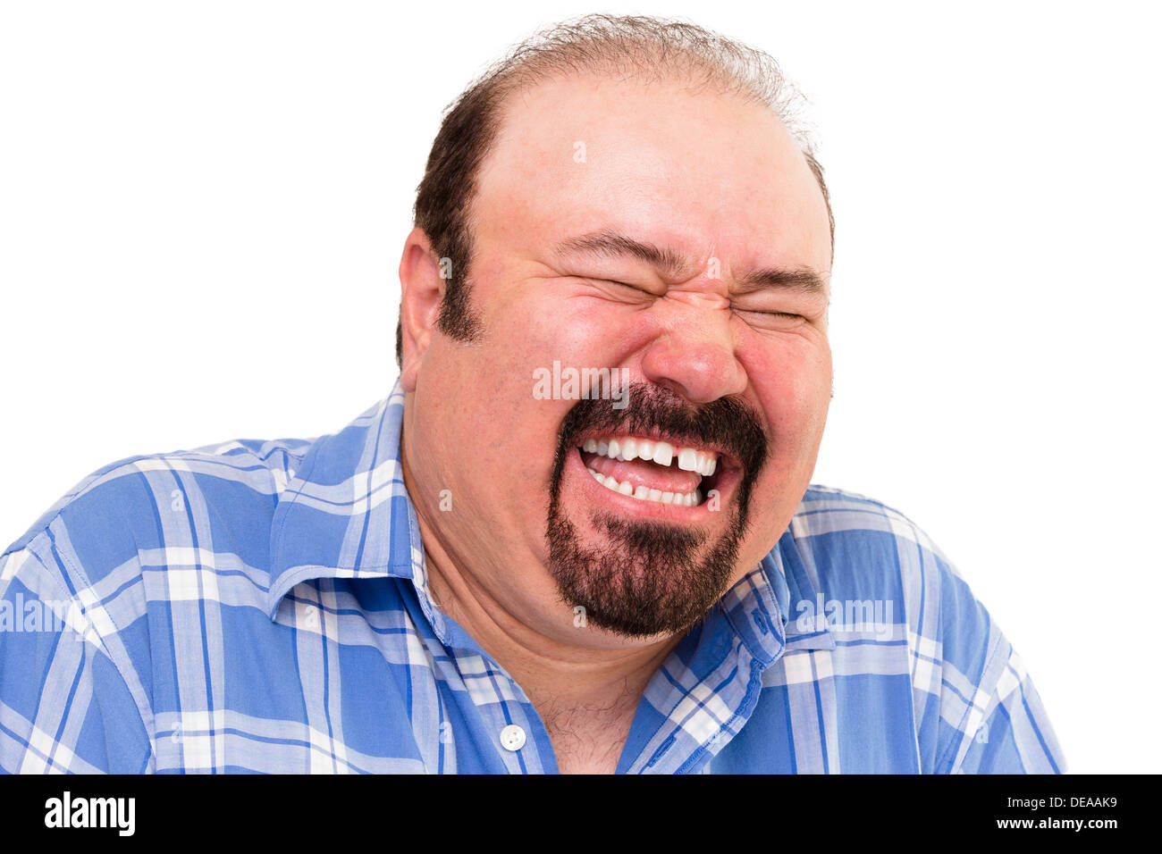 Ritratto di una mezza età Caucasian barbuto uomo felice ridendo forte, isolati su sfondo bianco Foto Stock