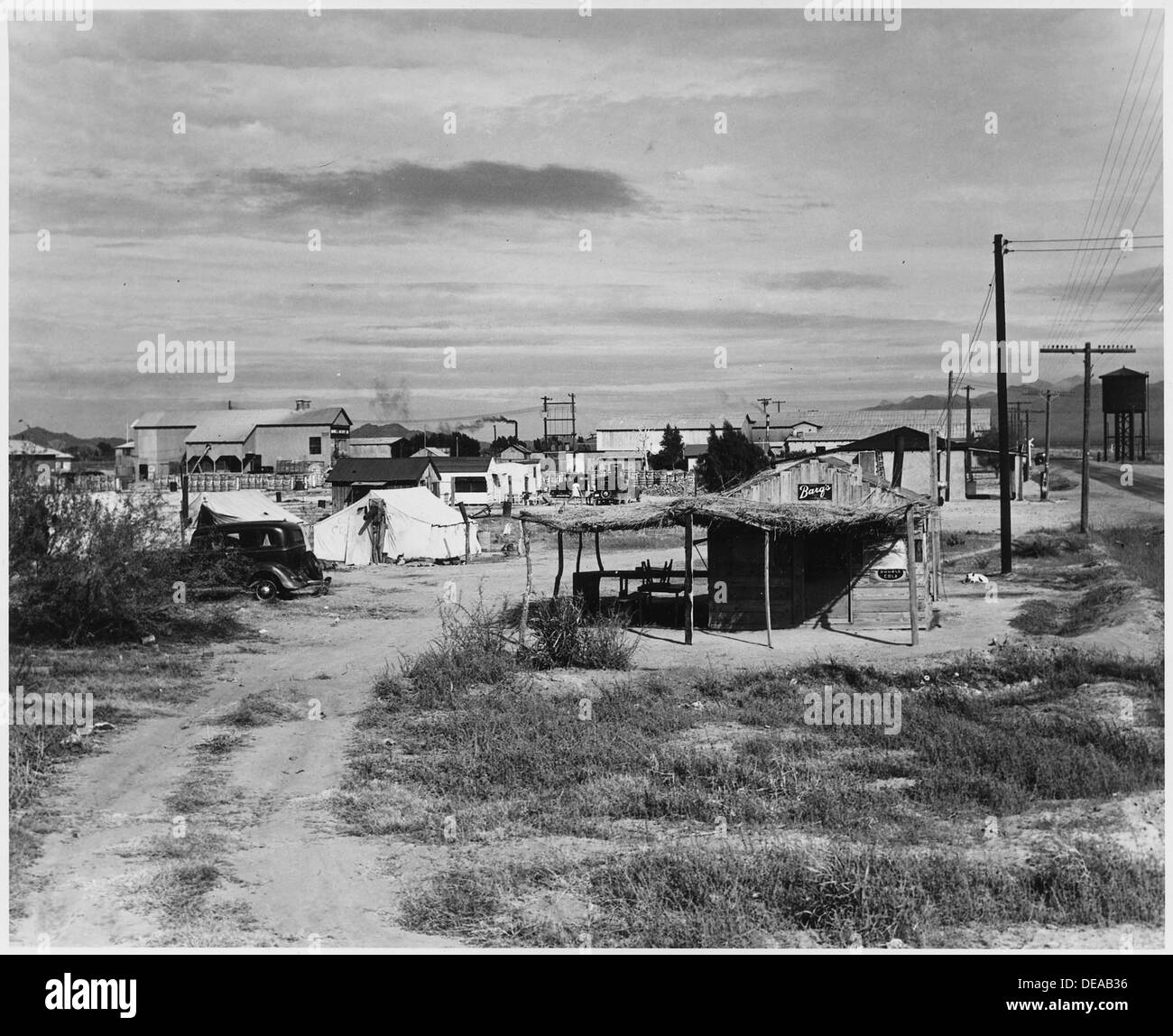 Un campo auto privato per raccoglitori di cotone a Buckeye, Maricopa County, Arizona, con il negozio del responsabile del campo mostrato nell'immagine. Il campo offre alloggio ai lavoratori stagionali dell'agricoltura. Foto Stock
