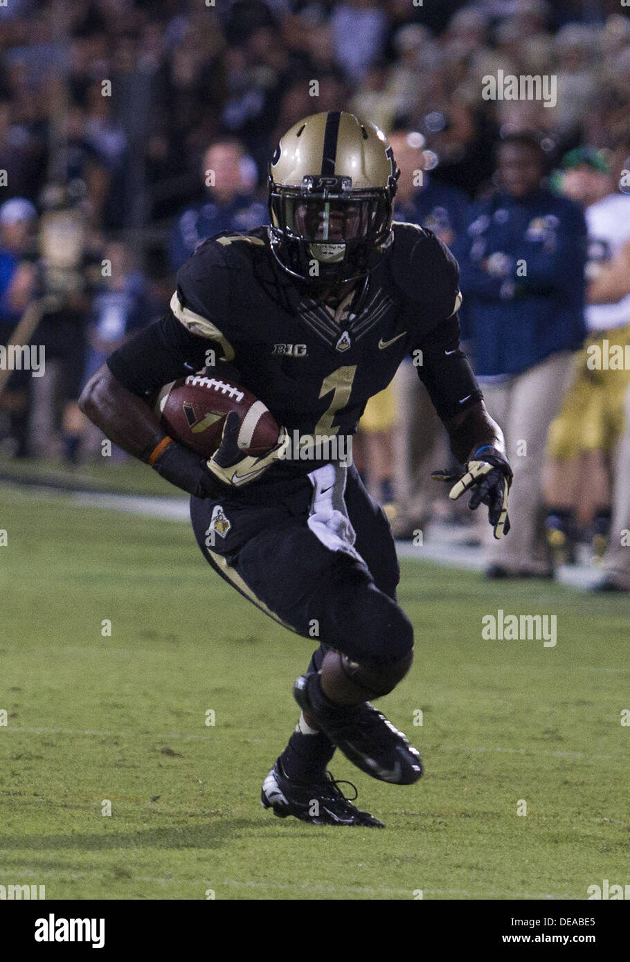 Sett. 14, 2013 - West Lafayette, Indiana, Stati Uniti d'America - 14 Settembre 2013: Purdue running back Akeem Hunt (1) corre per yardage durante il NCAA Football azione di gioco tra la cattedrale di Notre Dame Fighting Irish e la Purdue Boilermakers a Ross-Ade Stadium in West Lafayette, Indiana. Notre Dame sconfitto Purdue 31-24. Foto Stock