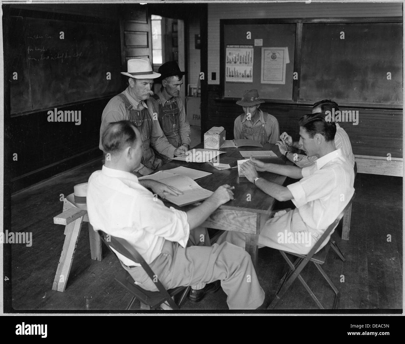 Coosa Valley, Alabama. Poste le foto della riunione da parte degli agricoltori che è venuto a scuola per raccogliere i controlli di tipo AAA. 5662 Foto Stock