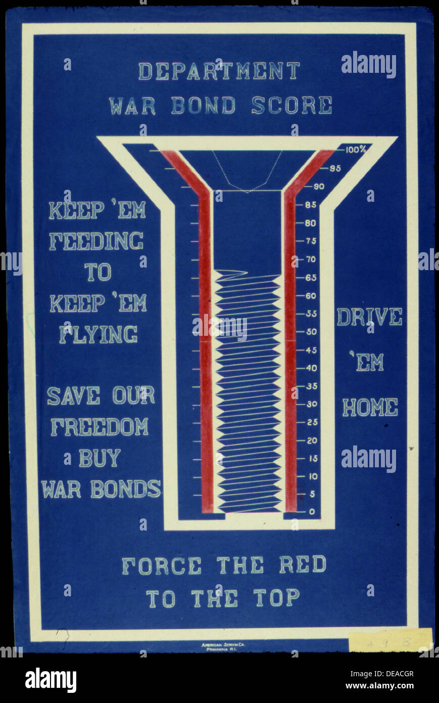 La campagna Department War Bond Score sottolinea l'importanza di acquistare obbligazioni di guerra per sostenere lo sforzo bellico nazionale. Lo slogan “Force the Red to the Top” riflette l’obiettivo di raccogliere fondi per finanziare iniziative in tempo di guerra. Foto Stock