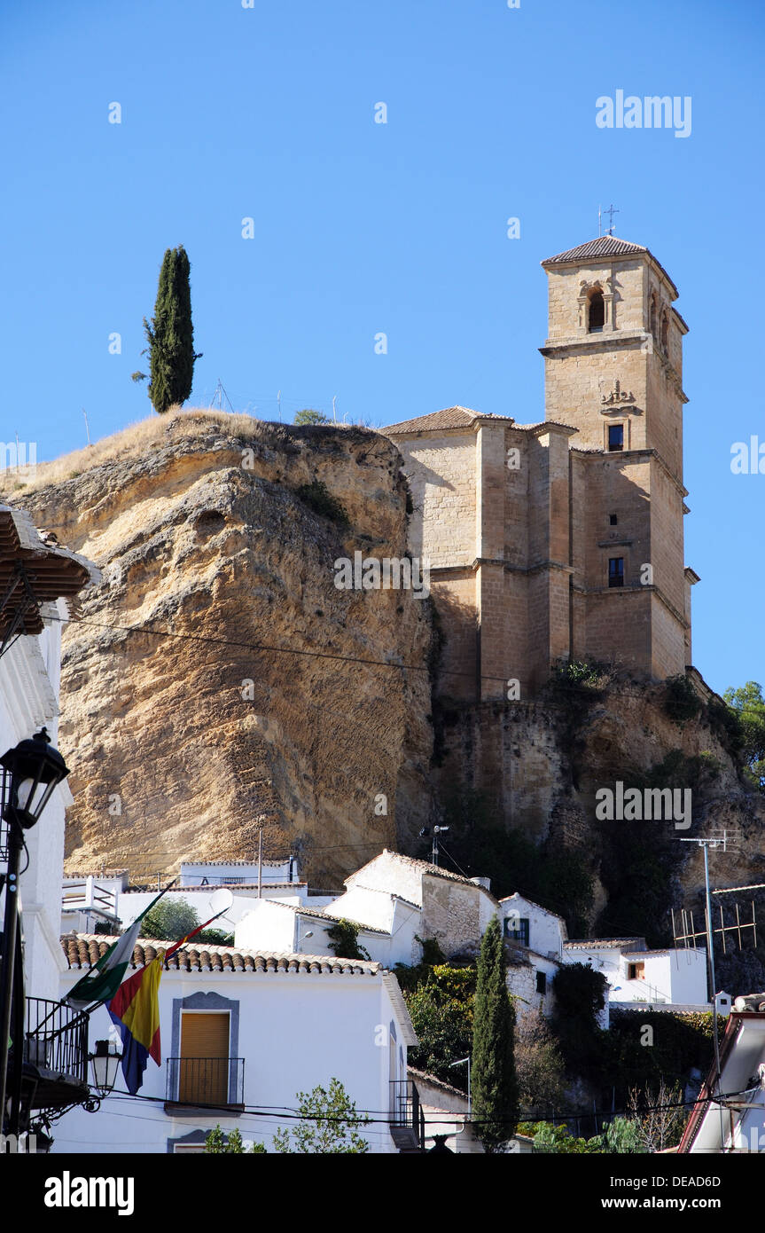 La chiesa (Iglesia de la villa), pueblo blanco (imbiancato village), montefrio, provincia di Granada, Andalusia, Spagna. Foto Stock