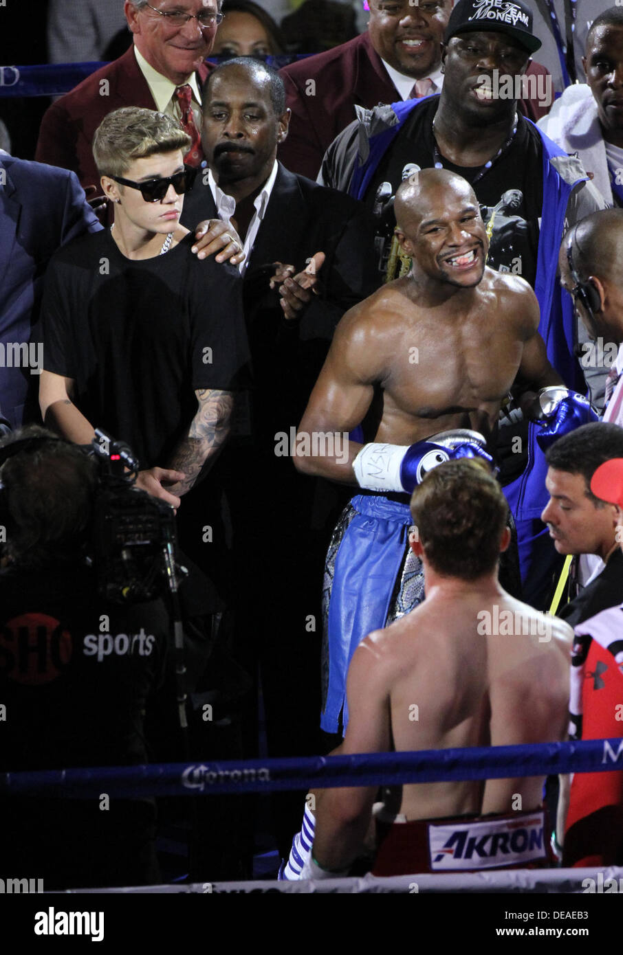 Las Vegas, Nevada, USA. Xv Sep, 2013. Justin Bieber era a portata di mano come Floyd ''Strumenti'' Mayweather (blk & blue trunk) ha preso su Saul ''Canelo'' Alvarez (rosso, perché & grn trunk) alla battaglia per la Super Welterweight Campionato Mondiale su Settembre 14, 2013 a MGM Grand Garden Arena di Las Vegas, Nevada. Mayweather ha vinto il titolo con una decisione a maggioranza. Credito: Craig Durling/ZUMAPRESS.com/Alamy Live News Foto Stock