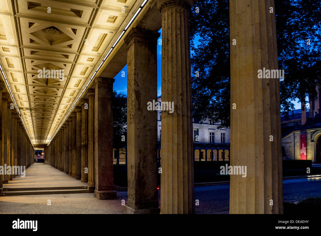 Alte Nationalgalerie colonnato neoclassico colonnato marciapiede ed il cortile di notte la Museumsinsel Isola dei Musei Berlino Germania Foto Stock