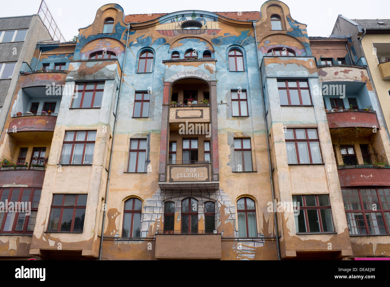 Pittura illustrazione sulla facciata anteriore del edificio di appartamenti e arte di strada kreuzberg Berlino Germania Foto Stock