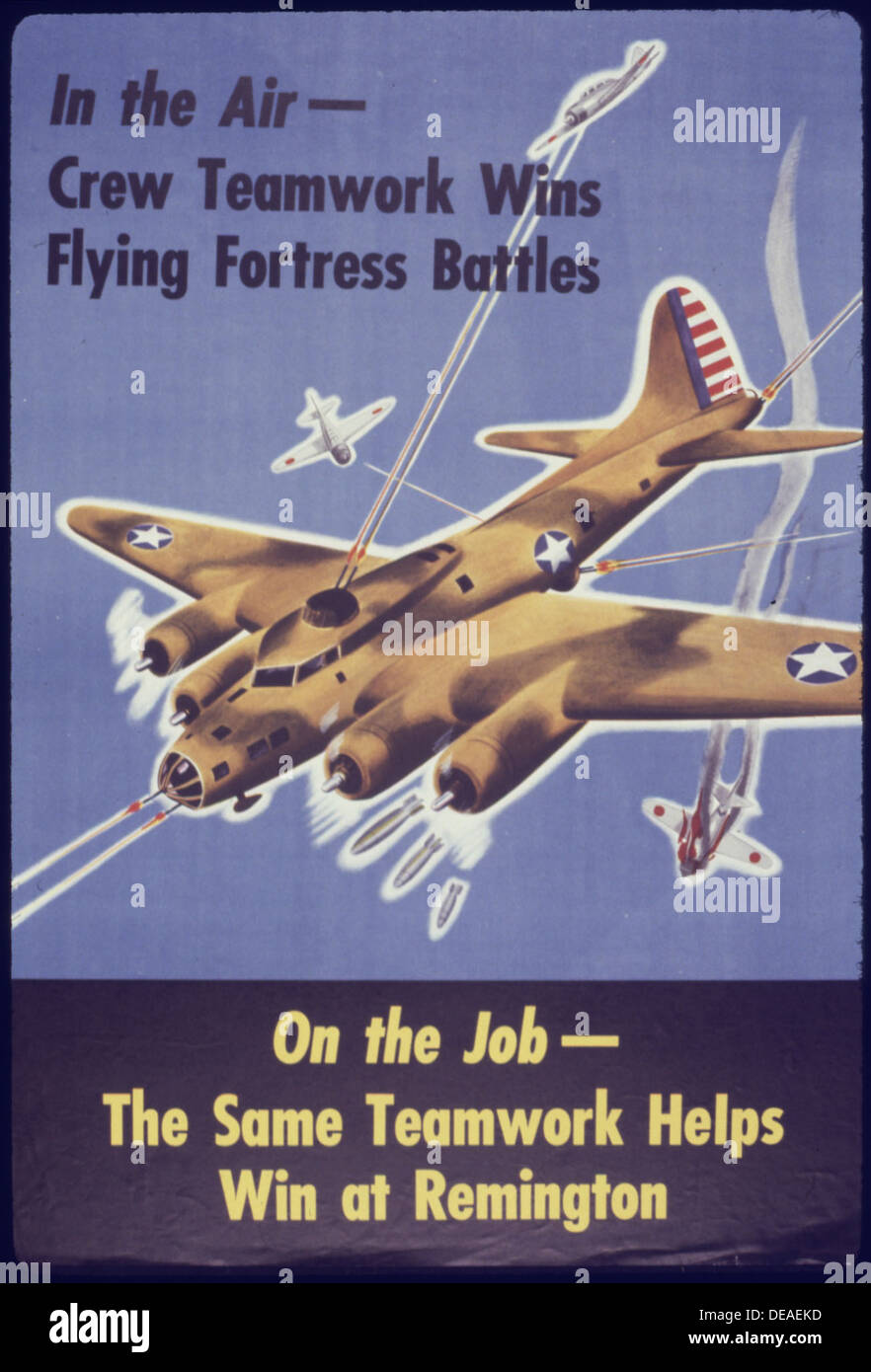 Una fotografia che illustra il lavoro di squadra dell'equipaggio aereo in azione, mostrando come la stessa collaborazione che ha contribuito a vincere le battaglie della Flying Fortress abbia contribuito al successo alla Remington Arms durante la seconda guerra mondiale Foto Stock