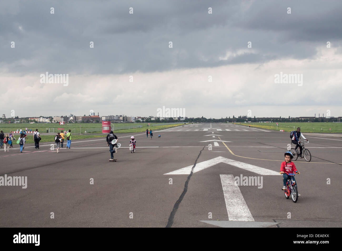 Tempelhof Feld ex aeroporto di Tempelhof airfield ora utilizzato come parco pubblico di equitazione per bambini moto sulla pista Berlino Germania Foto Stock