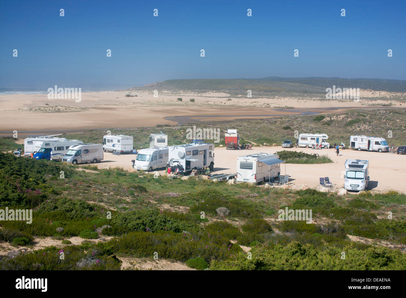 Praia da Bordeira camp site in dune di sabbia con camper vicino alla spiaggia Carrapateira Costa Vicentina Algarve Portogallo Foto Stock