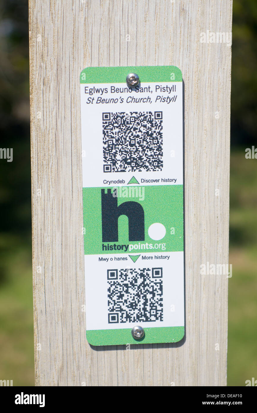 Codici QR sul posto al di fuori della chiesa Pistyll Llyn Peninsula Gwyendd North Wales UK Foto Stock