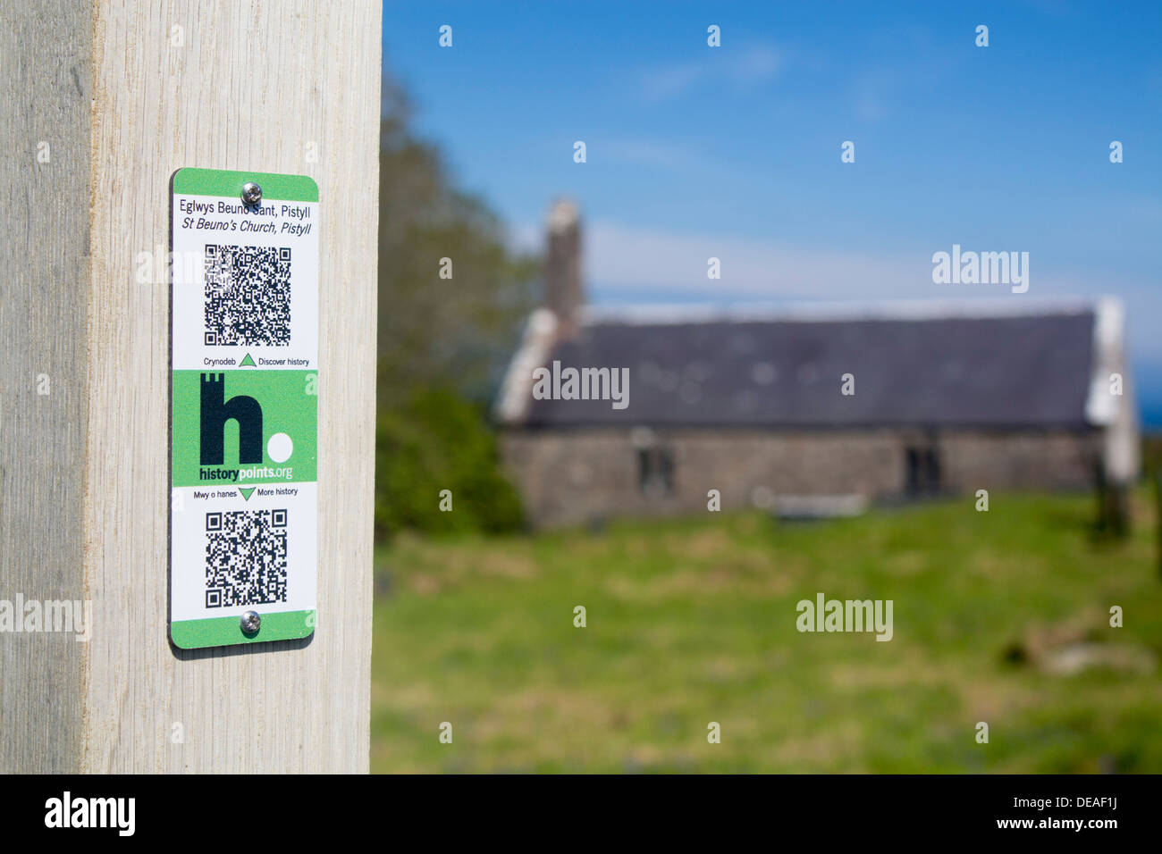 Codici QR sul posto al di fuori della chiesa Pistyll Llyn Peninsula Gwyendd North Wales UK Foto Stock