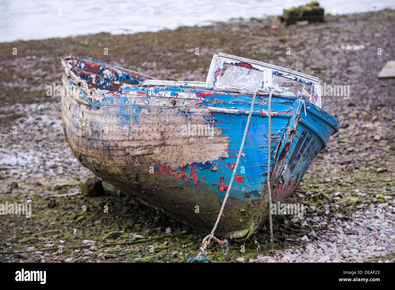 Vecchia barca da pesca giacente sul letto di ghiaia di un fiume, nella contea di Galway, Repubblica di Irlanda, Europa Foto Stock