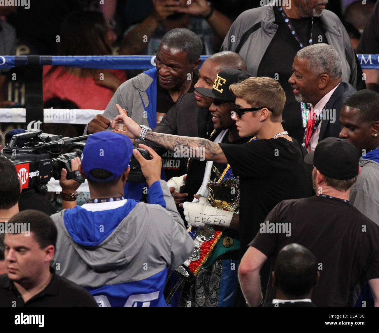 Las Vegas, Nevada, USA. Xv Sep, 2013. Justin Bieber era a portata di mano come Floyd ''Strumenti'' Mayweather (blk & blue trunk) ha preso su Saul ''Canelo'' Alvarez (rosso, perché & grn trunk) alla battaglia per la Super Welterweight Campionato Mondiale su Settembre 14, 2013 a MGM Grand Garden Arena di Las Vegas, Nevada. Mayweather ha vinto il titolo con una decisione a maggioranza. Credito: Craig Durling/ZUMAPRESS.com/Alamy Live News Foto Stock