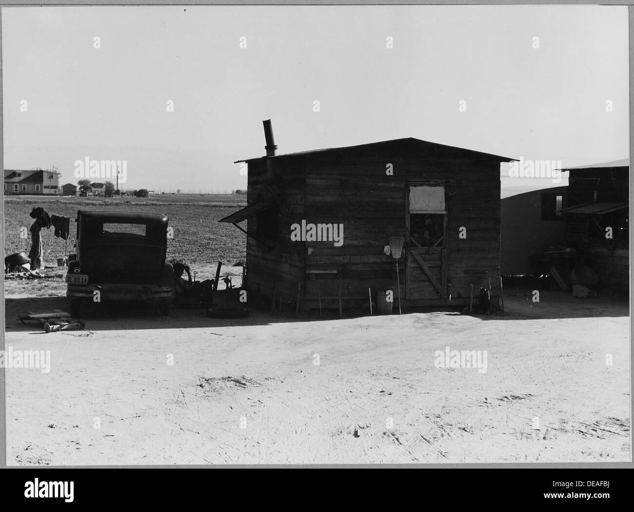 Alloggi nella contea di Kern, in California, in un campo di ranch abbandonato, ora riutilizzati per uso residenziale permanente. L'area, una volta sede di lavoratori temporanei, è stata adattata per la vita a lungo termine da parte degli attuali occupanti. Foto Stock