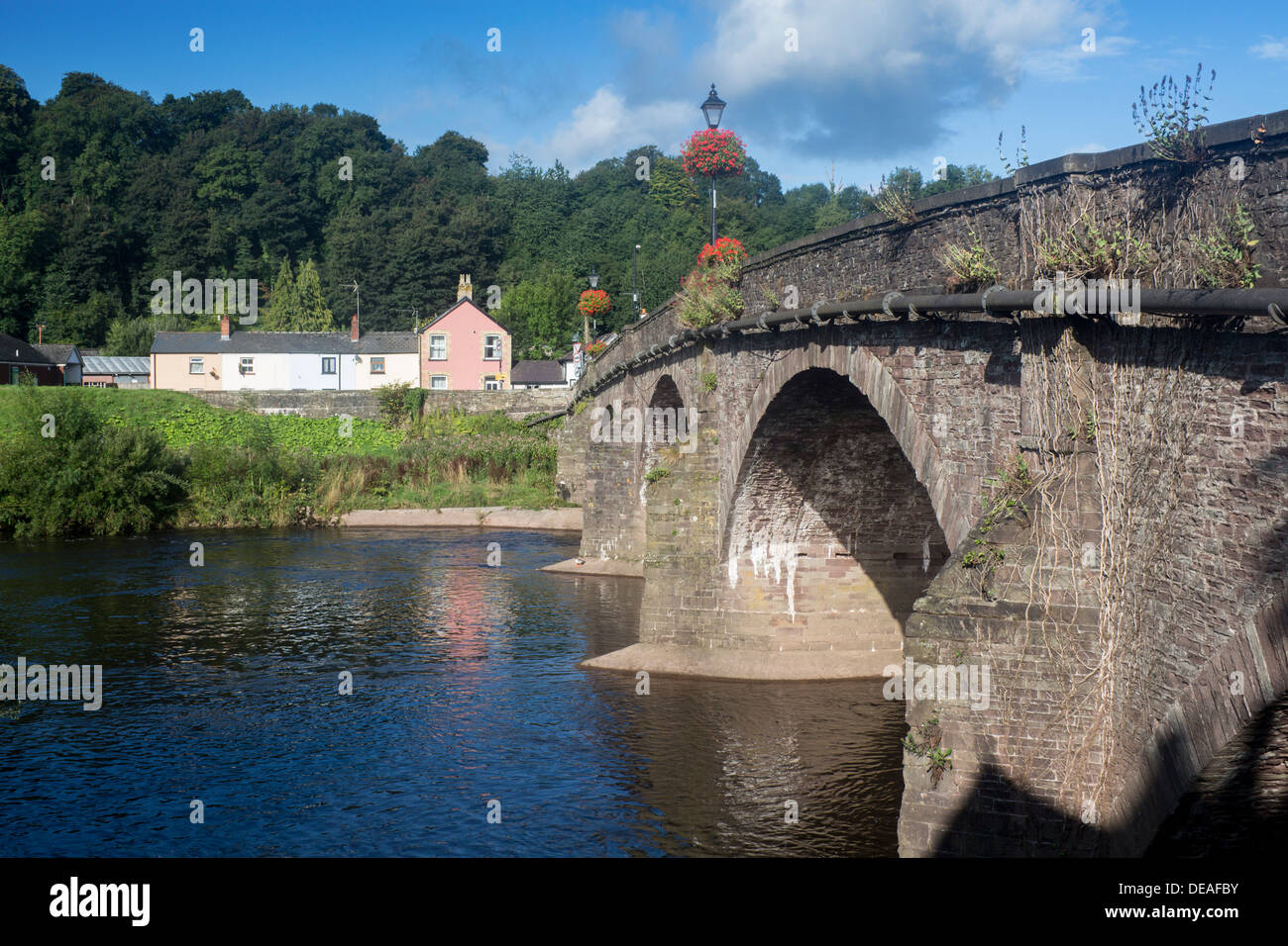 Ad arcate in pietra ponte sopra il fiume Usk Usk Brynbuga Monmouthshire South East Wales UK Foto Stock